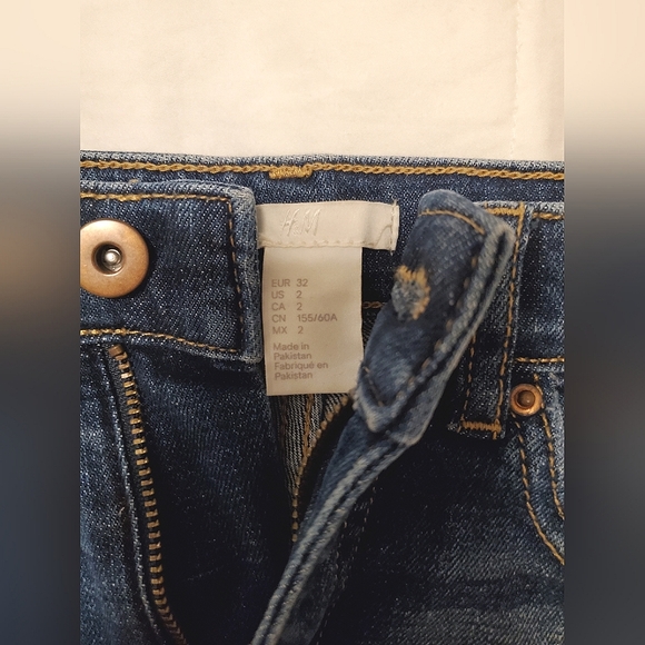 H&M Size 2 Jean Shorts - Picture 3 of 4